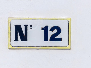 Obraz premium Street sign reading the number twelve.