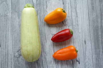 овощи на деревянном фоне