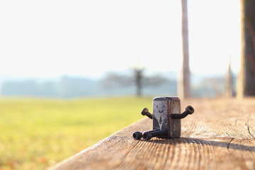 Metallblock mit Armen Beinen und Gesicht