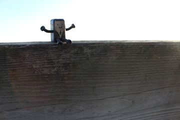 Metallblock mit Armen Beinen und Gesicht