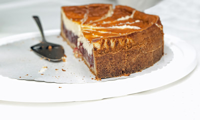 Angeschnittener Kuchen mit Kuchenheber