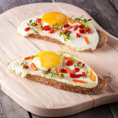 scrambled eggs with bread on cutting board
