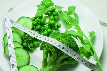 green vegetables and low-fat milk for a diet program to achieve ideal body weight