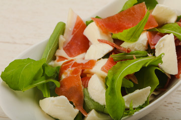 Salad with proscuitto, mozzarella
