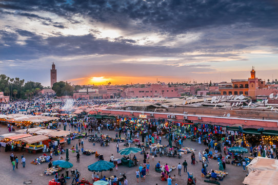 Sonnenuntergang über dem Djemaa el Fna in Marrakesch; Marokko