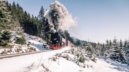 Harz Dampflok im Winter bei schönem Wetter