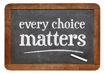 Obraz premium every choice matters blackboard sign
