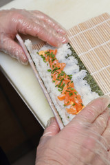 fabrication de sushis dans un restaurant par un cuisinier