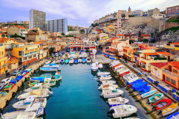 Fototapeta na wymiar Colorful yacht harbour in the old city of Marseilles, France