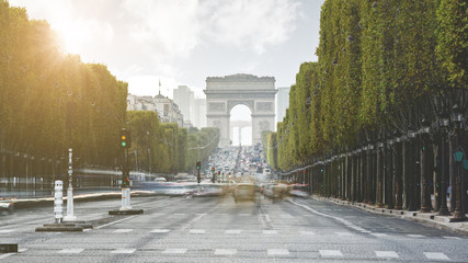 Naklejka premium Wieczorne światło na Champs Elysees - Paryż