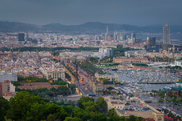Obraz premium Early evening with illumination in Barcelona port and Columbus statue, Spain