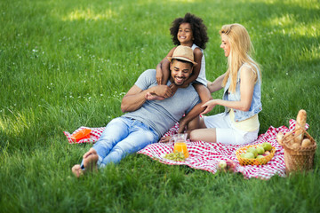 Fototapeta premium Happy family enjoying picnic
