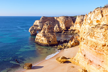 Praia de Marinha in de Algarve Portugal