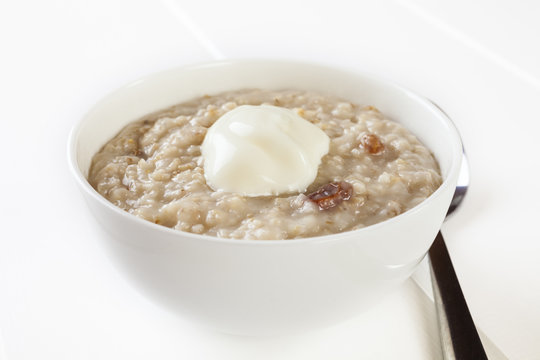 Small meal of porridge with yoghurt, includes half cup of oats, half ounce of sultanas, tablespoon of yoghurt, for a total of 197 calories, or 825 kilojoules.