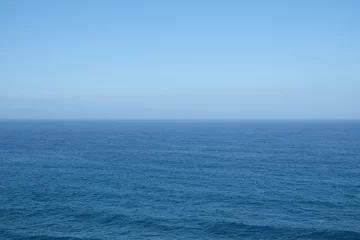 Papier Peint photo Eau ocean horizon - clear blue sky background
