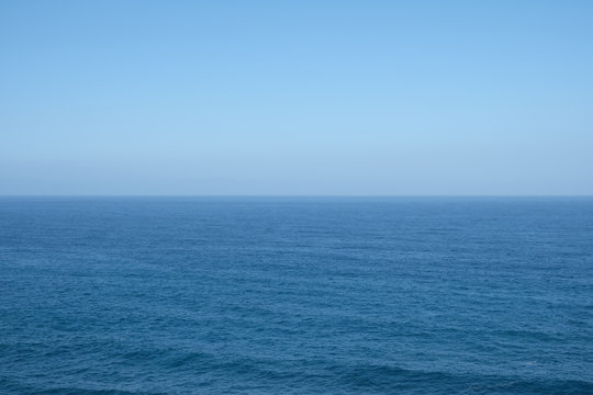 Fototapeta ocean horizon - clear blue sky background
