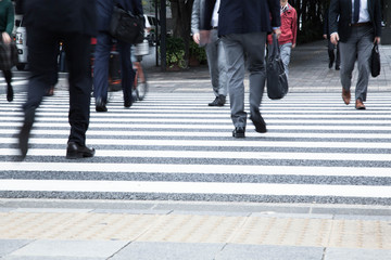 歩くビジネスマン