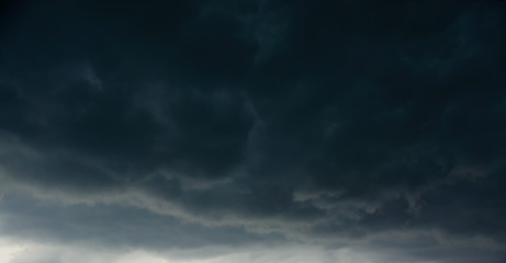 Naklejka na ściany i meble dark clouds before a thunder-storm