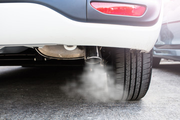 Naklejka premium Emisja dymu z samochodów spalinowych