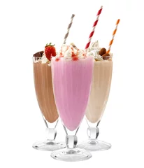 Fototapete Rund Gläser mit leckeren Milchshakes auf weißem Hintergrund. © Africa Studio
