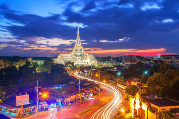 Naklejka premium Zmierzch, Wat Sothon Wararam Worawihan, prowincja Chachoengsao, Tajlandia.