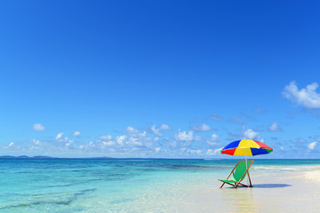 沖縄の美しい海とビーチパラソル