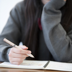 勉強をする中学生の手元