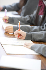 勉強をする中学生の手元