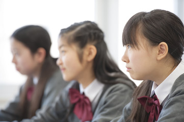 勉強をする中学生