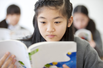 勉強をする中学生