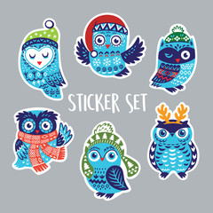 Obraz premium Set of stickers with Christmas owls in knitted hats, scarves
