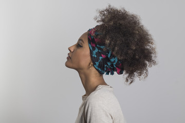 Mujer de perfil con peinado afro