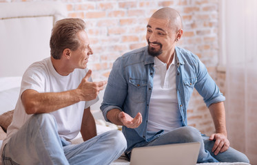 Obraz premium Involved friends sharing opinions at home