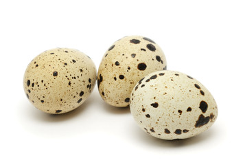 Obraz premium Quail eggs isolated on white background