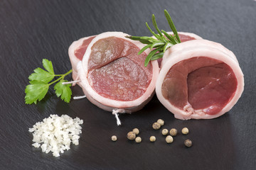 tournedos de boeuf cru présenté  sur ardoise