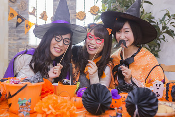 Obraz premium ハロウィンパーティーをする女性たち