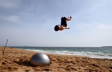 Ballon de saut acrobatique sur la plage