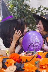 ハロウィンパーティーをする女性たち