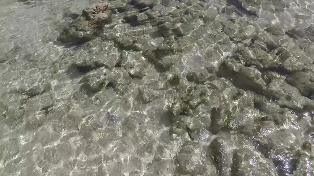 Fuerteventura: Grande Playas beach, una delle spiagge pi&ugrave; famose per il surf e il kitesurf, acqua cristallina, formazioni rocciose, sottosuolo, vista sull'isolotto di Lobos il 7 settembre 2016