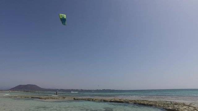 Fuerteventura: Grande Playas beach, una delle spiagge pi&ugrave; famose per il surf e il kitesurf, acqua cristallina, formazioni rocciose, sottosuolo, vista sull'isolotto di Lobos il 7 settembre 2016