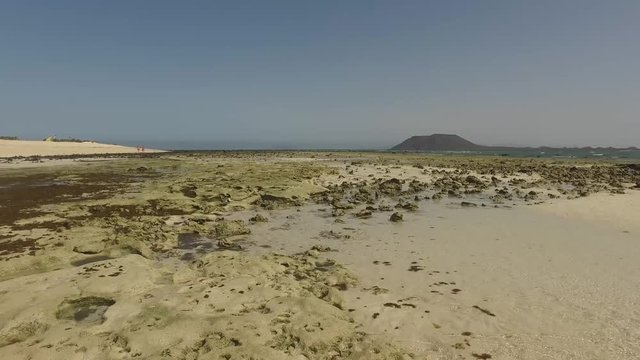Fuerteventura: Grande Playas beach, una delle spiagge più famose per il surf e il kitesurf, acqua cristallina, formazioni rocciose, sottosuolo, vista sull'isolotto di Lobos il 7 settembre 2016
