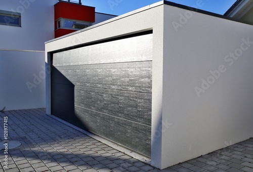 "Modernes neues Garagentor (Sektionaltor)" Stockfotos und lizenzfreie