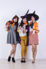 ハロウィンのコスチュームを着る女性たち