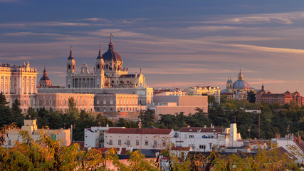 Obraz premium Madrid. Panoramic image of Madrid skyline with Santa Maria la Real de La Almudena Cathedral and the Royal Palace during sunset.