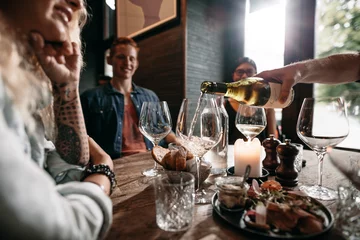 Keuken spatwand met foto Vrienden met drankjes in restaurant © Jacob Lund
