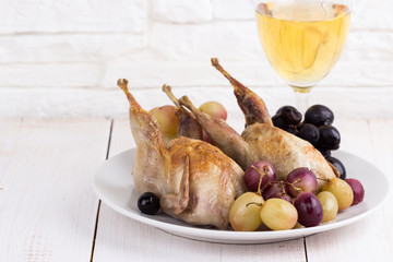 Quails baked with grapes