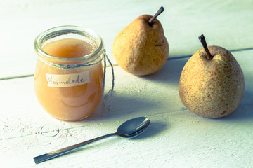 Birnenmarmelade in einem Einmachglas mit Kordel