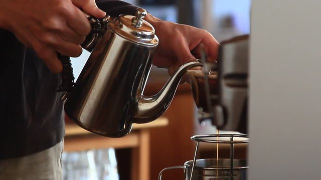 カフェ　コーヒーを淹れる
