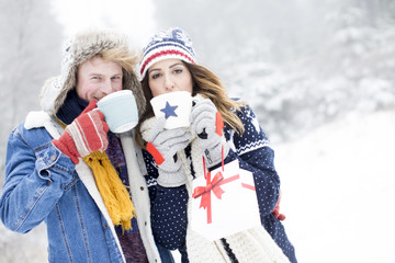 Pärchen trinkt Tee im Winter