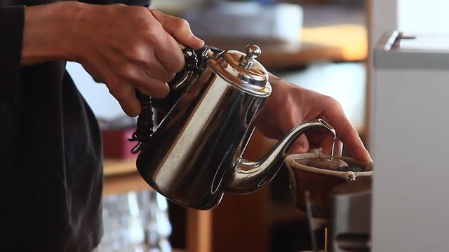 カフェ　コーヒーを淹れる
